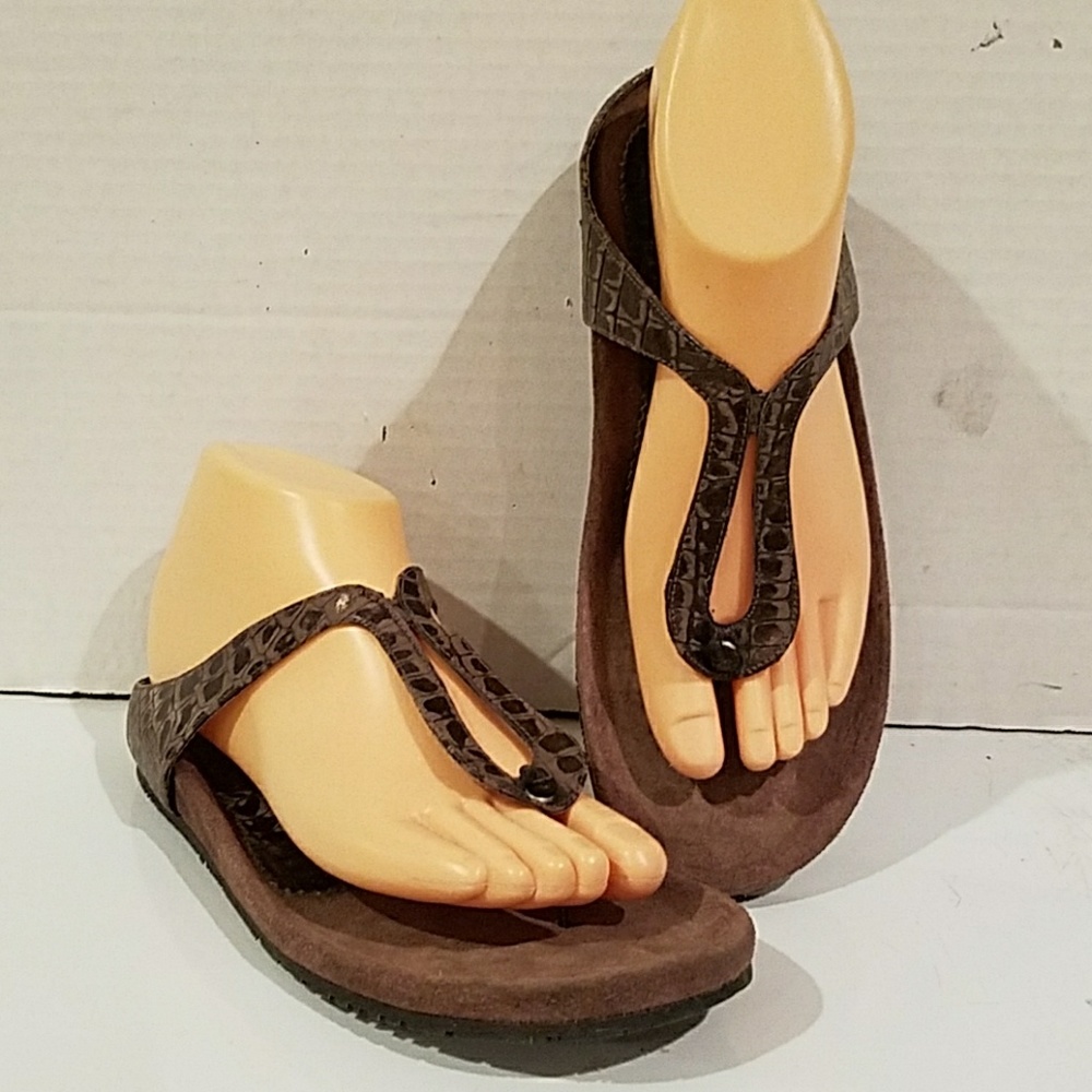 DONALD J. PLINER LEATHER THONG SANDALS (sz 8)